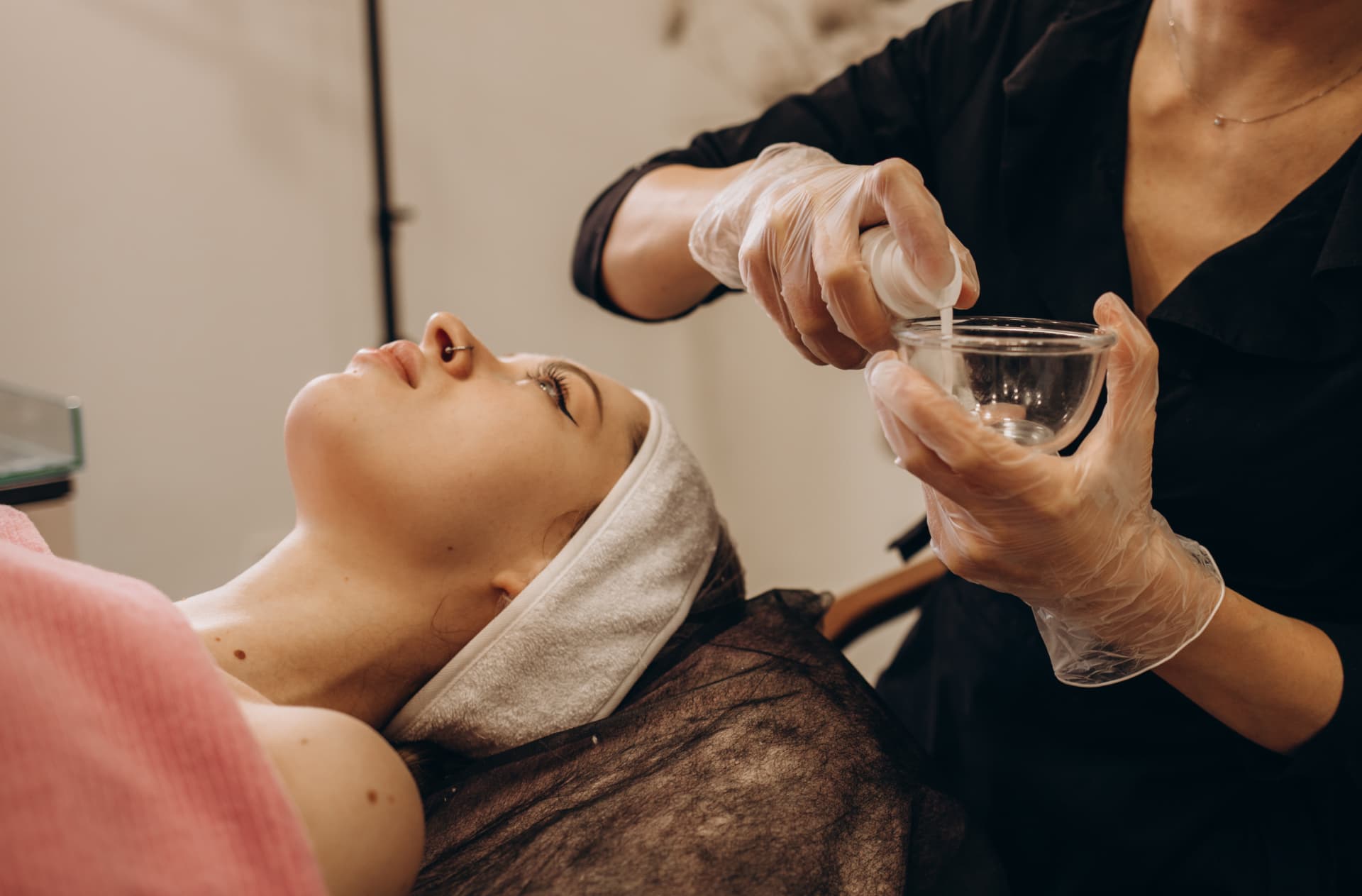 Brightening Facial or HydraFacial in Riyadh City: Which Fits Your Skin?